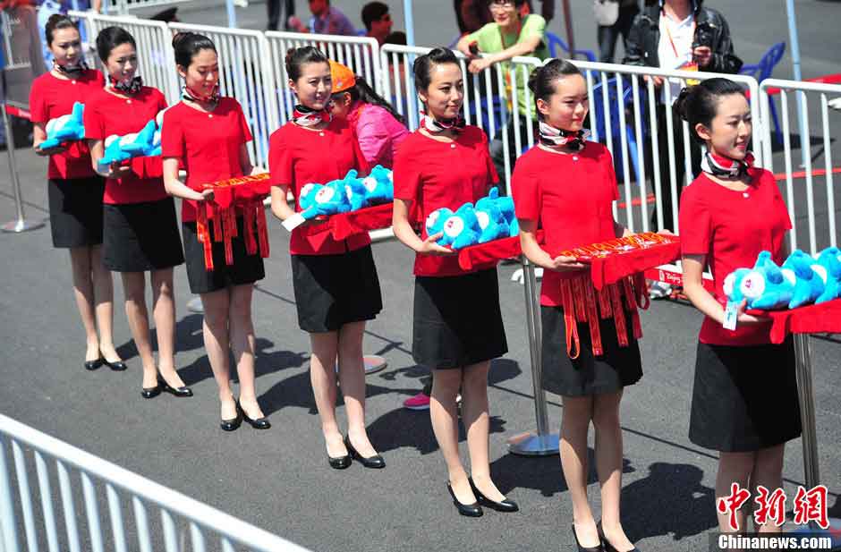 Graceful ceremony hostesses are seen during the race walk final of the 12th National Games in Shenyang, the capital city of Northeast China's Liaoning Province, May 12, 2013. (CNS/Yu Haiyang)