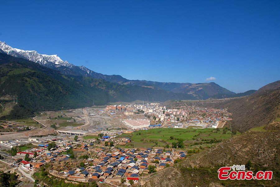Photo taken in mid-May shows the aerial view of Diebu County at the foot of the snow-capped Mount Hutou (or Mount Tiger Head) in Northwest China's Gansu Province. (CNS/Niu Zhien)