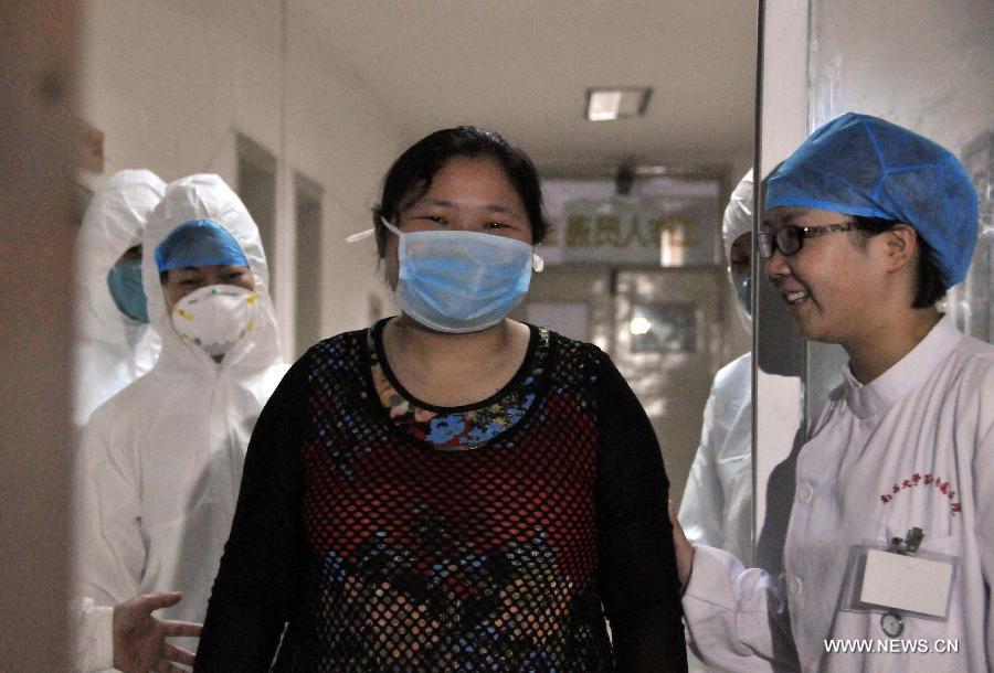 The 31-year-old H7N9 bird flu patient surnamed Xu walks out of the ward as she is to leave the hospital after full recovery in Nanchang, capital of east China's Jiangxi Province, May 13, 2013. Xu was the second infections with the H7N9 bird flu virus to be cured in the province. (Xinhua/Chen Zixia) 