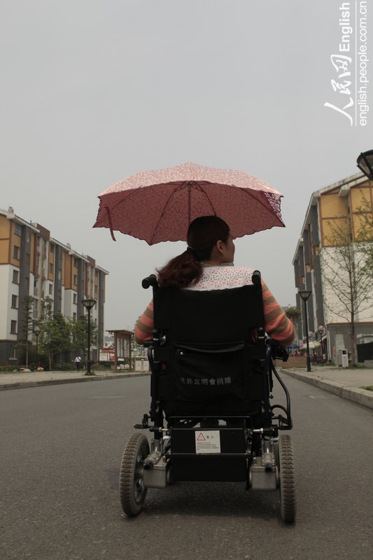 Zhu Ming in wheelchair. Zhu was paralyzed because of the Wenchuan Earthquake. Her husband dug her out of the ruins with his hands. Two years later, her husband left her. Zhu Ming has endured the torture of nerve pain for five years. She said she didn’t blame her husband because of love. (Photo/CFP)