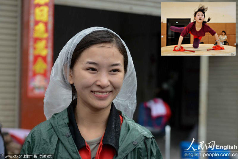 Dance teacher Liao Zhi, 28, lost legs and her 10-month-old daughter in Wenchuan earthquake five years ago. She arrived in Lunshan to help distribute relief supplies as soon as she learnt a powerful quake caused great damage in Lunshan, April 20, 2013. (Photo/CFP)