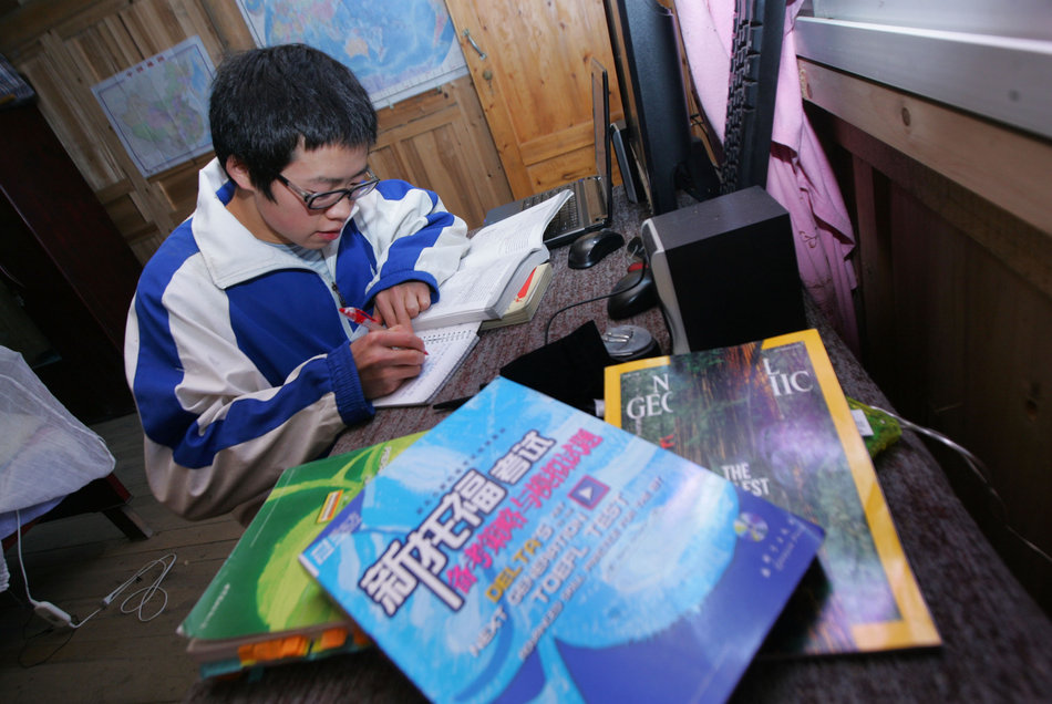 Ma Jian studies English at home and prepares for the study in the U.S., Nov. 14, 2011. (Photo/Imagine China)