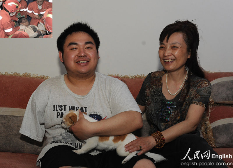 The big photo taken on April 28, 2011 shows Xue Xiao plays with the pet in a relative’s house in Chengdu.The small photo taken on May 15, 2008 shows Xuan Xiao is rescued out of the ruins in Mianzhu of Sichuan.  (Photo/CFP)