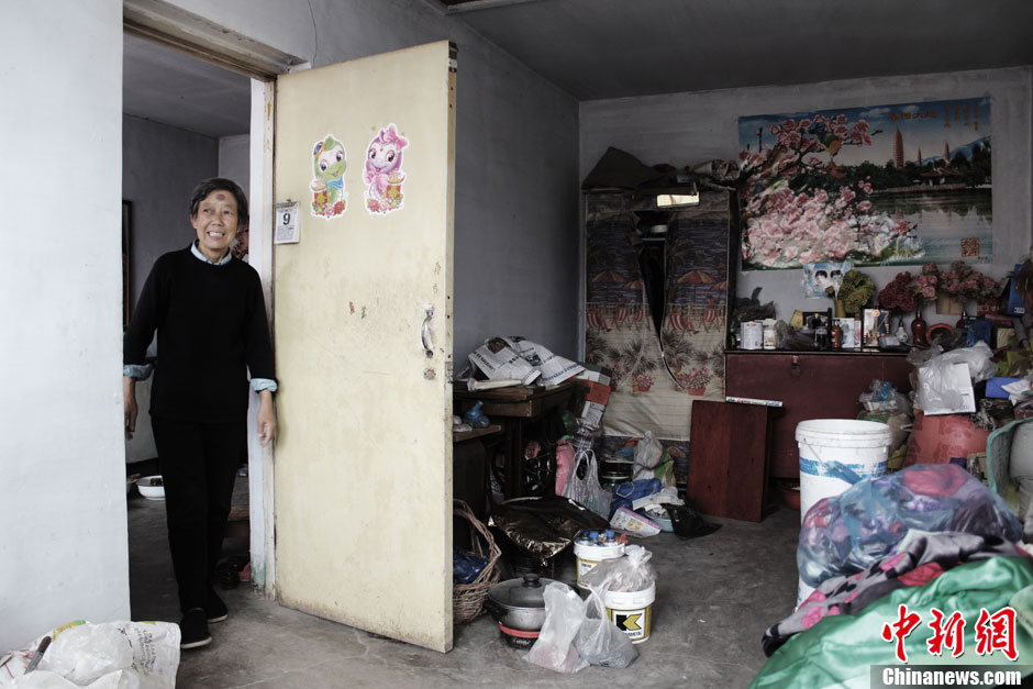 The room is filled with the smell of herb medicine. Wu Hanlian got ill due to overwork before. Wu Hanlian, 63, a mother of five who lives in Zhuangzi village in north China’s Hebei province. Four of her children graduated from university and one got a doctor degree. (Photo by Zhou Panpan/ Chinanews.com)