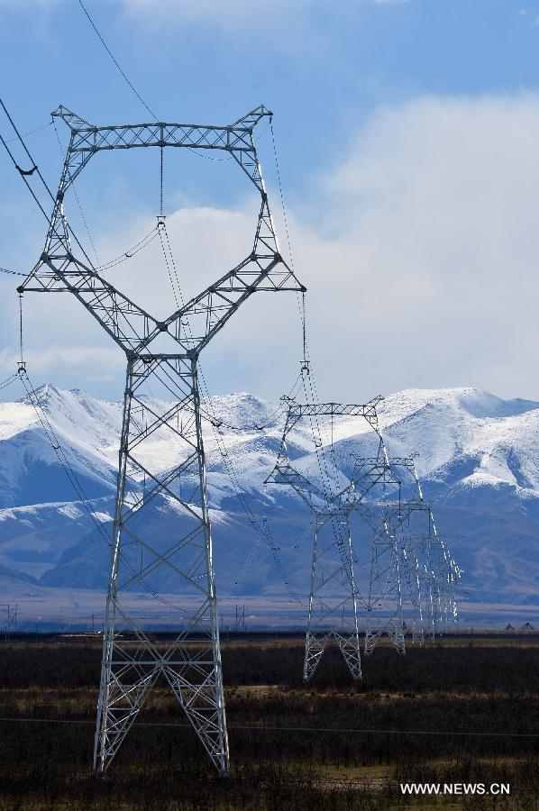 Photo taken on May 10, 2013 shows electric transmission towers in Yushu, northwest China's Qinghai Province. A power grid construction came to the end in Yushu recently which could ease local electricity shortage. The 330-kv project includes 800-km-long wires and substations, and a test run will start next month. Yushu had its isolated grid severely damaged in the magnitude 7.1 earthquake in April 2010, claiming 2,698 lives and injuring over 12,000. (Xinhua/Wang Bo)