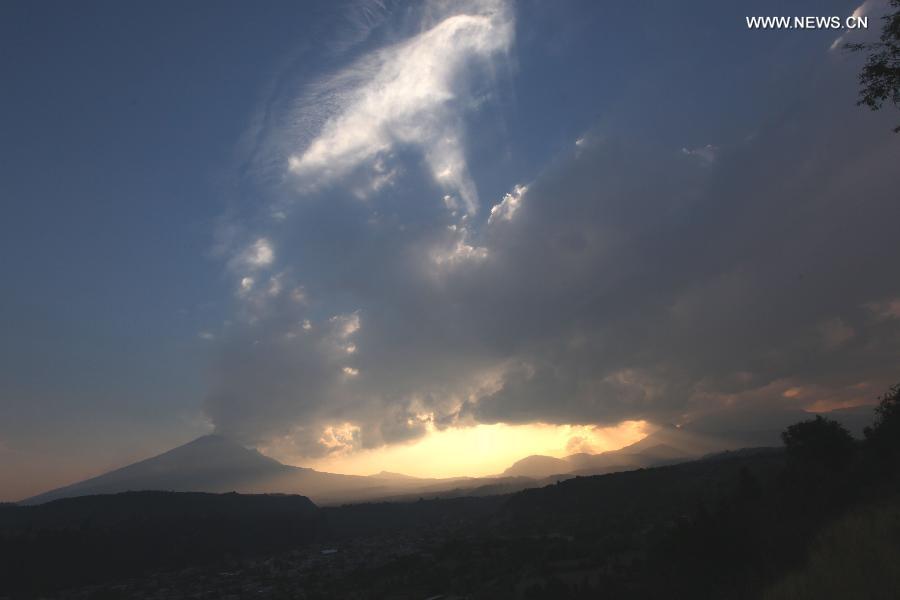 Smoke rises from the Popocatepetl volcano in Santiago Xalitzintla, Puebla, Mexico, on May 12, 2013. Authorities issued the Popocatepetl Operation Plan due to the change of the Yellow Phase from 2 to 3 of the volcanic alert. (Xinhua/Leonardo Casas/SlikaPhoto) 