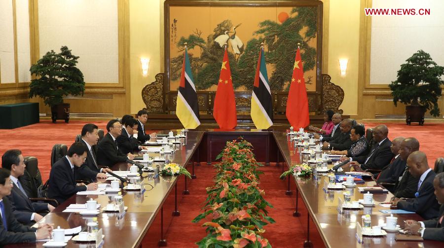 Chinese President Xi Jinping (L) meets with Mozambique President Armando Emilio Guebuza in Beijing, capital of China, May 13, 2013. (Xinhua/Pang Xinglei) 