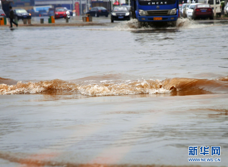 A rainstorm hits Sanya, south China's Hainan province on April 26, 2013. The rain caused waterlogging in some parts of city. Red alert of rainstorm and thunder had been issued by Sanya Meteorological Station.(Photo/Xinhua)