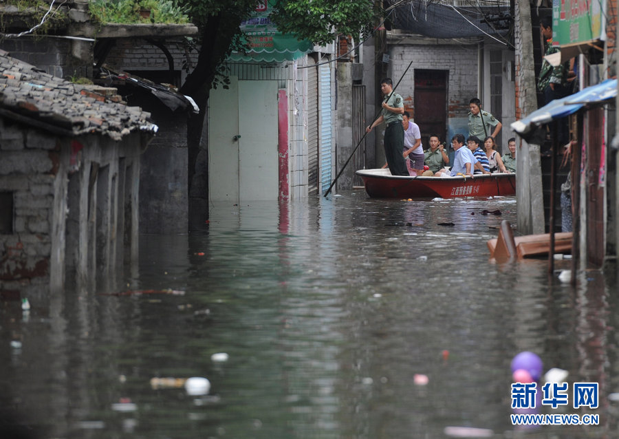 A rainstorm hits Nanchang, east China's Jiangxi province on August 21, 2012. (Photo/Xinhua)