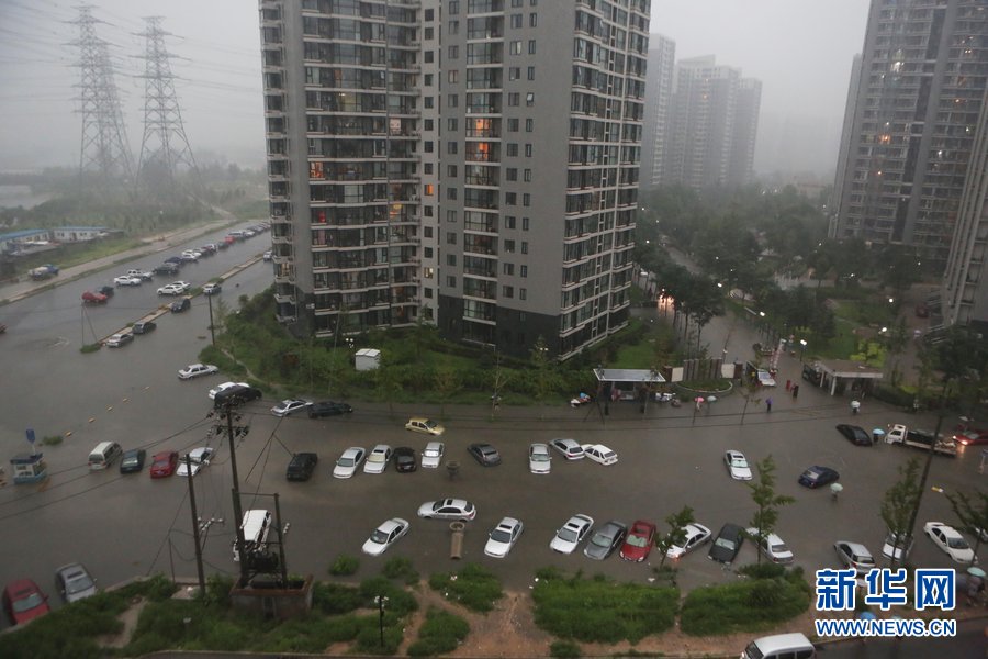 The "worst storm in 60 years" pounds Beijing on July 21, 2012. The average rainfall in the city reached 161 centimetres, and 212 centimetres in the downtown area as of 2 p.m. of July 22. (Photo/Xinhua)