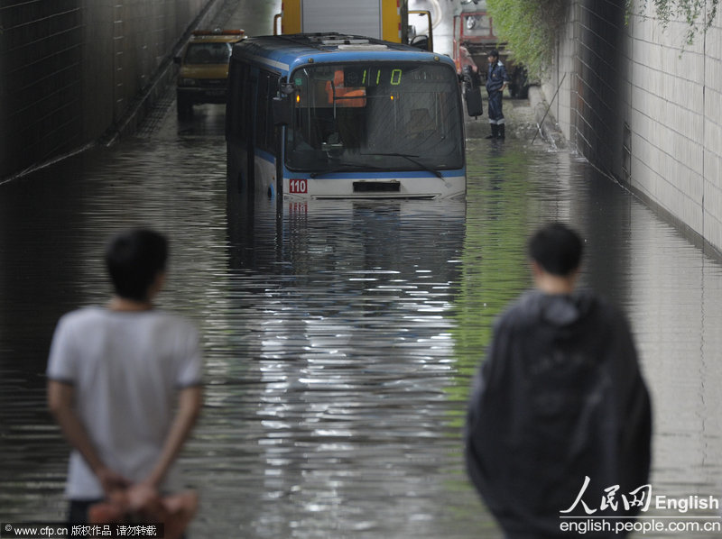Nanjing suffers a rainstorm after Typhoon Haiku entering east China on August 9, 2012.  The rain forced local residents to wade in deep water and even to kayak across flooded streets.(Photo/CFP)