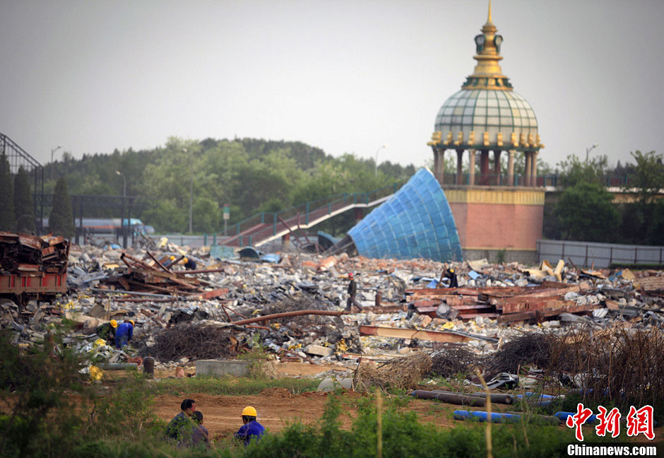 A photo taken on May 12 shows the demolition process in the Wonderland Amusement Park, Beijing’s Changping district. (CNS/Yang Yang)