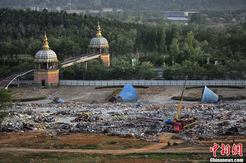 A photo taken on May 12 shows the demolition process in the Wonderland Amusement Park, Beijing’s Changping district. (CNS/Yang Yang)