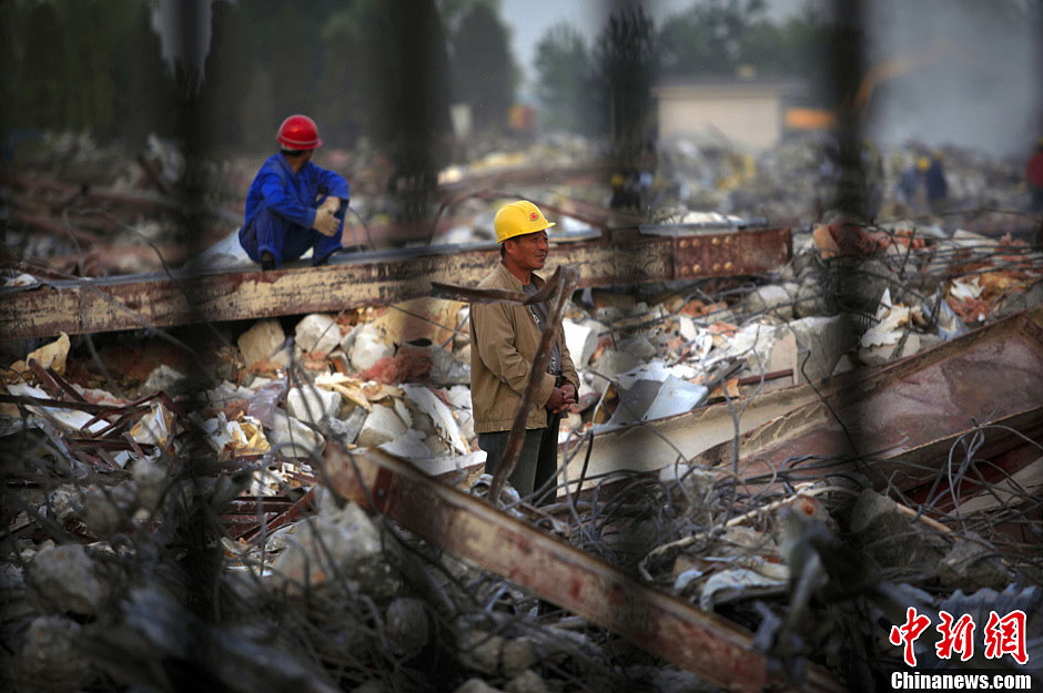 Demolition crews take a rest in the ruins of the Wonderland Amusement Park, May 12, Beijing’s Changping district. (CNS/Yang Yang)