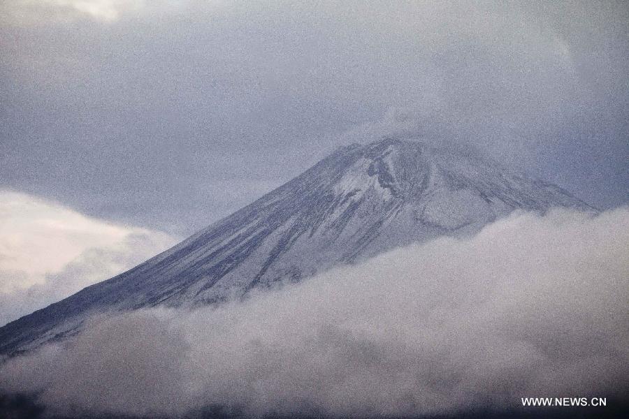 Smoke rises from the Popocatepetl volcano in Santiago Xalitzintla, Puebla, Mexico, on May 13, 2013. Authorities issued the Popocatepetl Operation Plan due to the change of the Yellow Phase from 2 to 3 of the olcanic alert. (Xinhua/Rodrigo Oropeza)