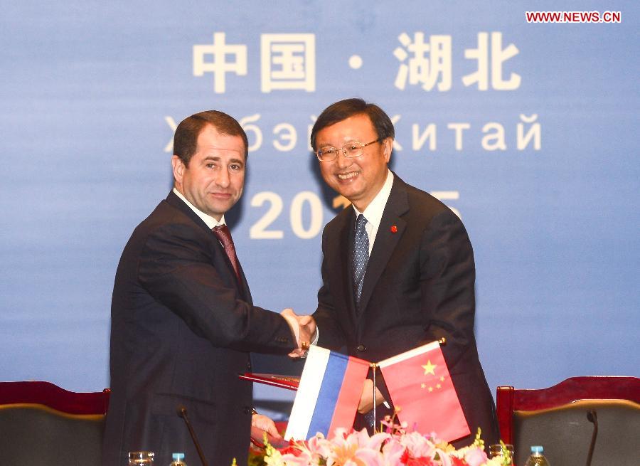Chinese State Councilor Yang Jiechi (R) shakes hands with Mikhail Babich, Russia's Presidential Plenipotentiary Envoy to the Volga Federal District, after a forum attended by local leaders from the middle and upper reaches of China's Yangtze River and Russia's Volga Federal District in Wuhan, capital of central China's Hubei Province, May 14, 2013. Yang and Babich co-chaired the forum here on Tuesday. (Xinhua/Cheng Min)