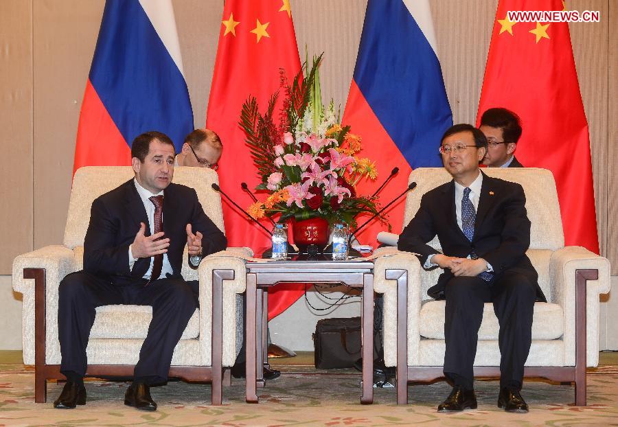 Chinese State Councilor Yang Jiechi (R) meets with Mikhail Babich, Russia's Presidential Plenipotentiary Envoy to the Volga Federal District, in Wuhan, capital of central China's Hubei Province, May 14, 2013. (Xinhua/Cheng Min)