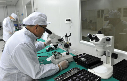 Ji Huaxia, a micro display expert, works in a laboratory in Kunming, May 9, 2013. [Photo/Xinhua]