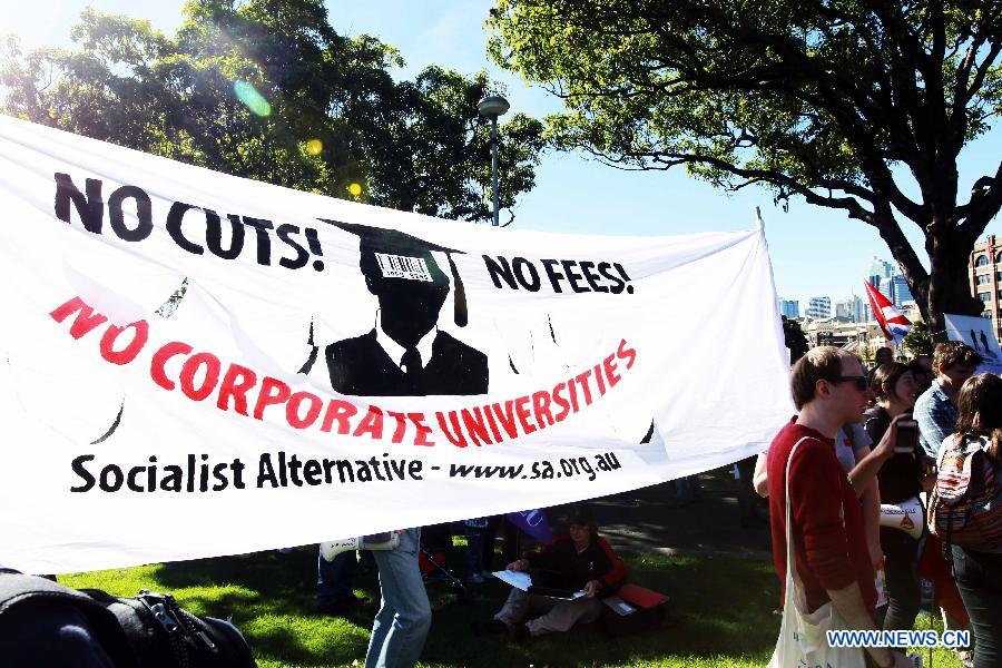 University students and teaching staff attend the protest rally initiated by the National Tertiary Education Union (NTEU) demanding restoration of the latest 2.38 billion U.S.dollars cut of the university fundings in Sydney, Australia, May 14, 2013. (Xinhua/Jin Linpeng)