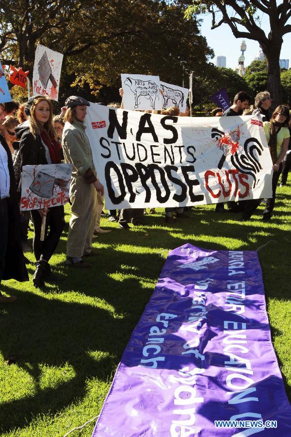 University students and teaching staff attend the protest rally initiated by the National Tertiary Education Union (NTEU) demanding restoration of the latest 2.38 billion U.S.dollars cut of the university fundings in Sydney, Australia, May 14, 2013. (Xinhua/Jin Linpeng)