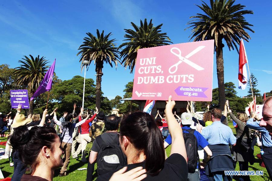 University students and teaching staff attend the protest rally initiated by the National Tertiary Education Union (NTEU) demanding restoration of the latest 2.38 billion U.S.dollars cut of the university fundings in Sydney, Australia, May 14, 2013. (Xinhua/Jin Linpeng)