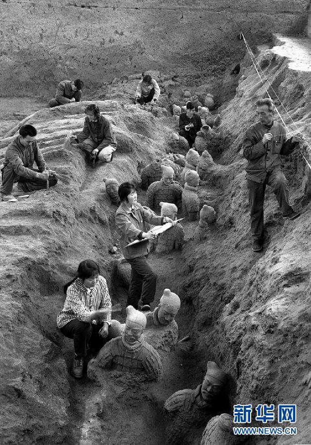 Archaeologists dig out terra cotta warriors at the Terra Cotta Museum under construction. Photo taken in 1979. (Photo/Xinhua)