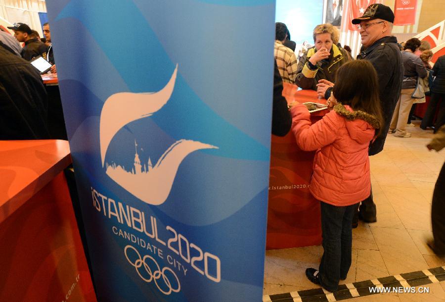 People participate in the "Turkish Day", organized by the Federation of Turkish American Associations (FTAA), at Grand Central Terminal in New York, May 14, 2013. (Xinhua/Wang Lei) 