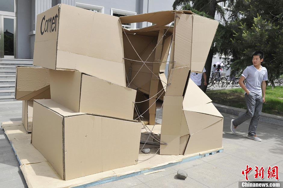 College students of Taiyuan University of Technology build environmentally friendly homes with recycled cardboard packing boxes, plastic cloth and other materials to promote protection of environment. (CNS/Wei Liang)