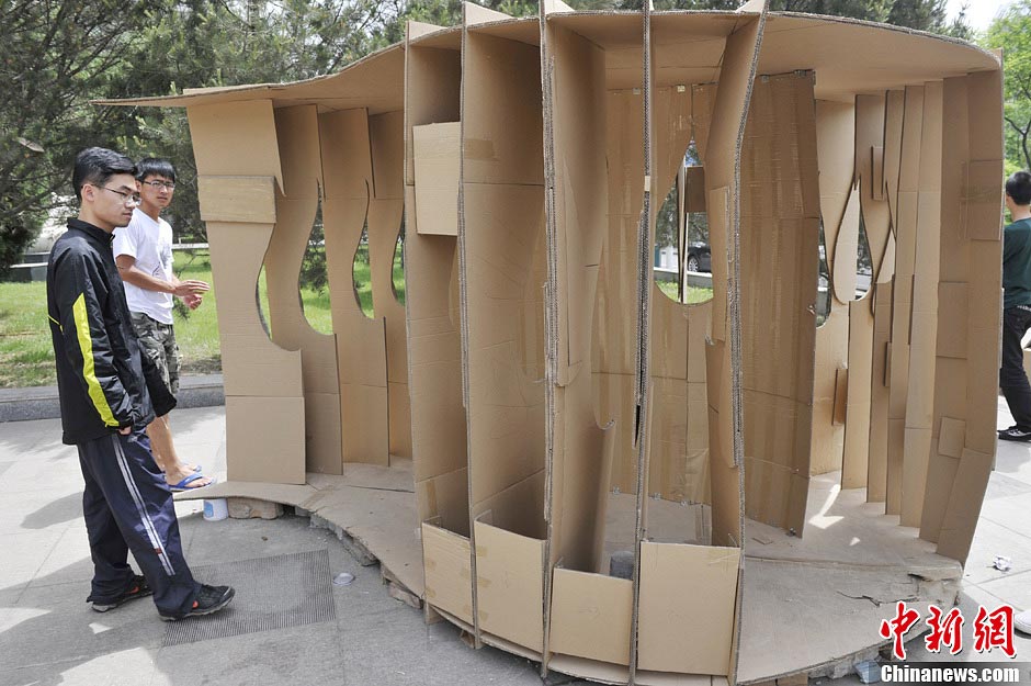 College students of Taiyuan University of Technology build environmentally friendly homes with recycled cardboard packing boxes, plastic cloth and other materials to promote protection of environment. (CNS/Wei Liang)