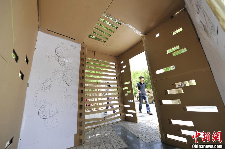 College students of Taiyuan University of Technology build environmentally friendly homes with recycled cardboard packing boxes, plastic cloth and other materials to promote protection of environment. (CNS/Wei Liang)