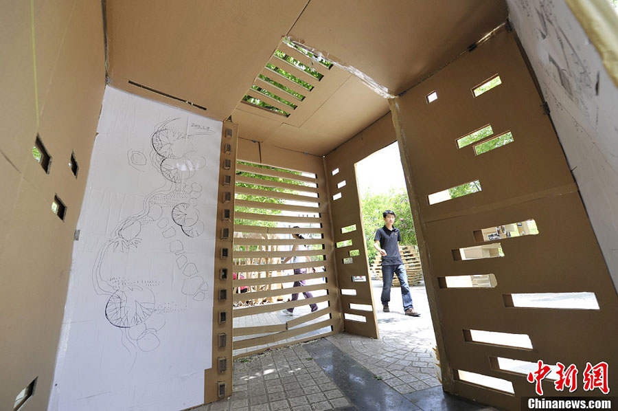 Photo taken on May 14th, 2013, shows eco-friendly houses made from paper cases, pieces of plastic and other waste materials, by a student from the Taiyuan University of Technology in Shanxi Province, northwest China. [Photo: chinanews.com] 