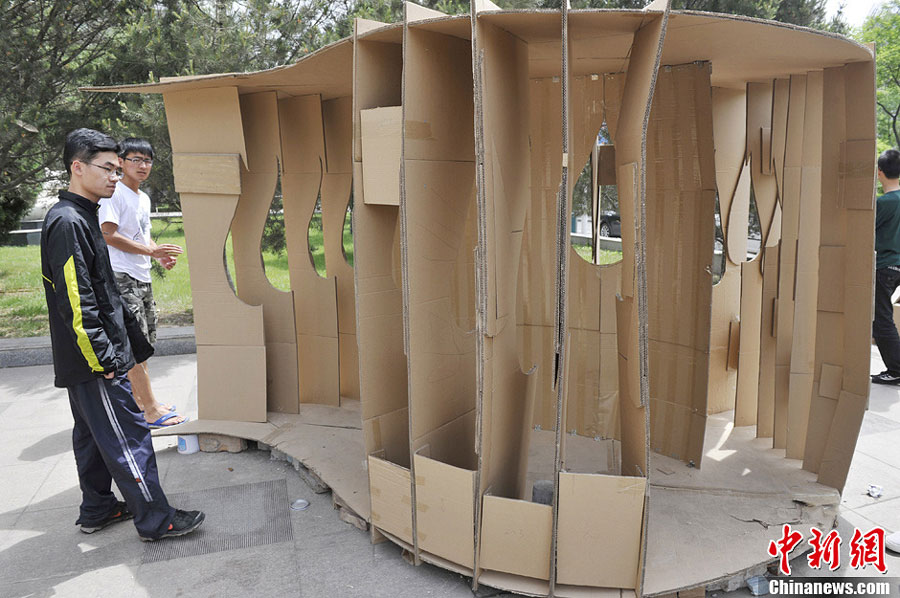 Photo taken on May 14th, 2013, shows eco-friendly houses made from paper cases, pieces of plastic and other waste materials, by a student from the Taiyuan University of Technology in Shanxi Province, northwest China. [Photo: chinanews.com] 