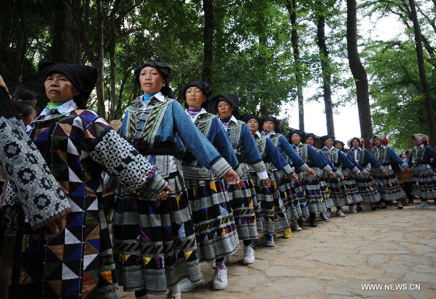 Bailuo people celebrate their traditional "Qiaocai Festival" at Chengzhai Village in Malipo County of Wenshan Zhuang-Miao Autonomous Prefecture, southwest China's Yunnan Province, May 14, 2013. The Bailuo people living in Wenshan is a subline of the Yi ethnic group. The Qiaocai Festival, one of the Bailuo people's most important festival, was celebrated at Chengzhai Village on Tuesday. During the festival, the Bailuo people dress in their folk costumes and perform their traditional dancing. (Xinhua/Qin Lang) 