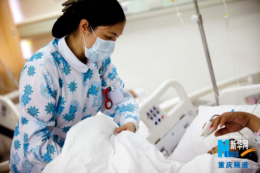 A nurse gives meticulous care to a patient.(Xinhua/Peng Bo)