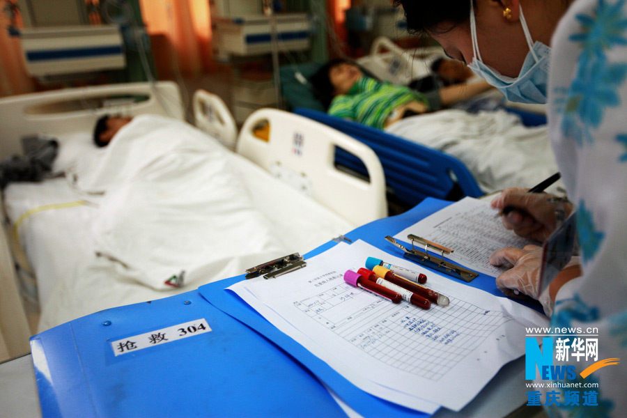 Nurse carefully record the patient’ conditions.(Xinhua/Peng Bo)