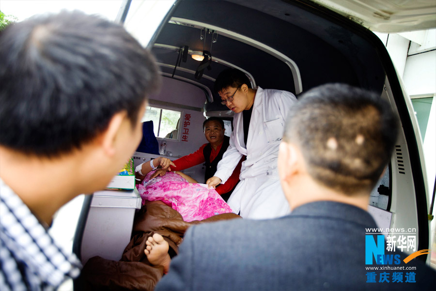 A doctor checks the patient's condition in an ambulance.(Xinhua/Peng Bo)
