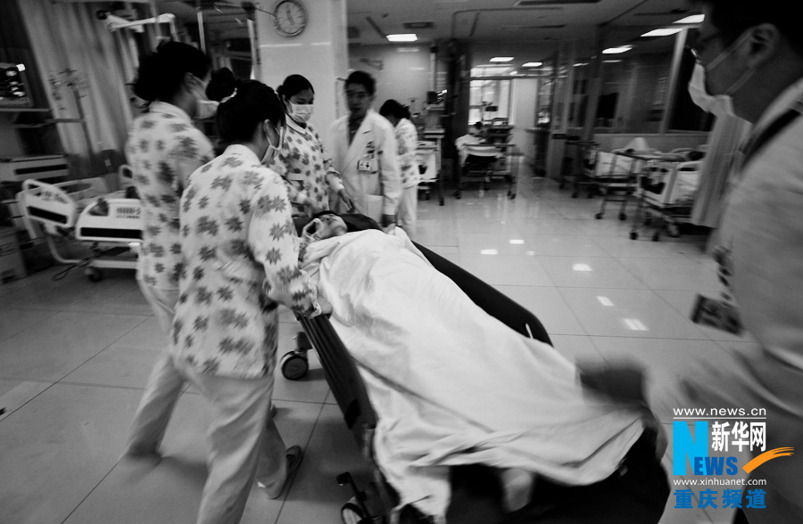 Nurses transport a patient into the emergency room.(Xinhua/Peng Bo)