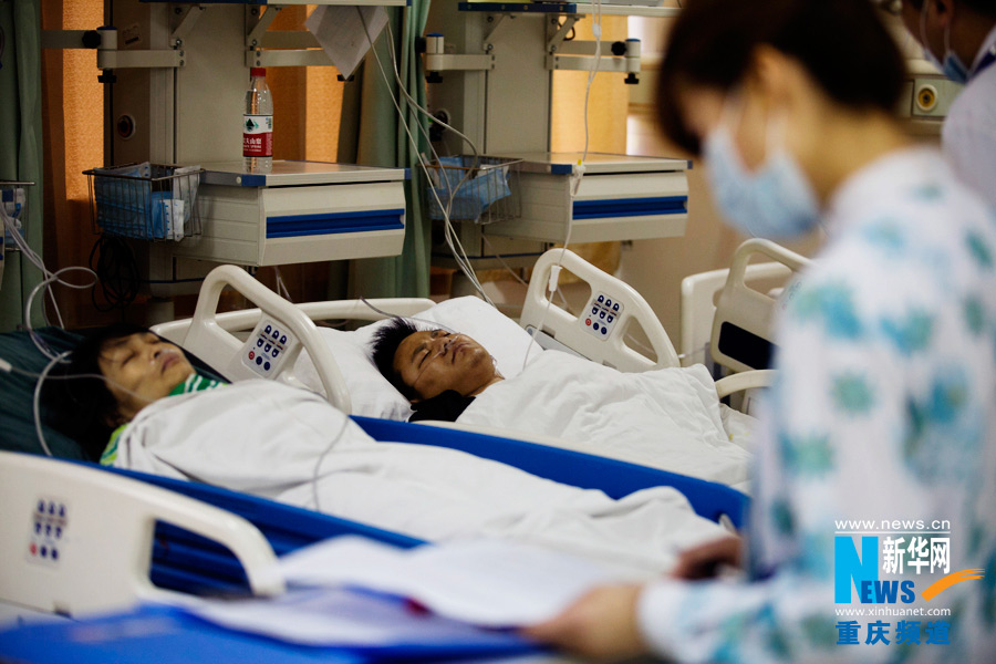 Doctors and nurses treat patients.(Xinhua/Peng Bo)