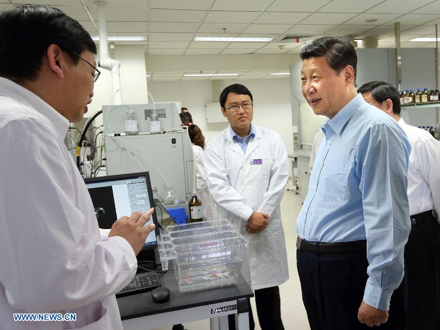 Chinese President Xi Jinping (R, front), inquires about the development of a special research project on national innovative medicine from technicians in north China's Tianjin Municipality. Xi Jinping made an inspection tour to Tianjin from May 14 to 15. (Xinhua/Lan Hongguang)