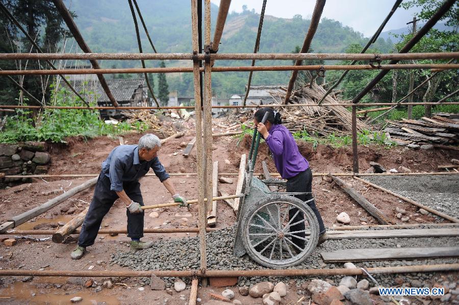 Residents build a temporary house at Yuxi Village of Baosheng Township in Lunshan County, southwest China's Sichuan Province, May 15, 2013. People in Lushan County are trying to reconstruct their homes and start a new life after the 7.0-magnitude earthquake hit the county on April 20. (Xinhua/Cui Xinyu)