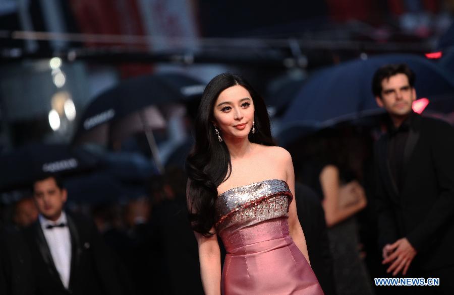 Chinese actress Fan Bingbing arrives on the red carpet for the opening ceremony of the 66th annual Cannes Film Festival in Cannes, France, May 15, 2013. The festival runs from May 15 to 26. (Xinhua/Gao Jing)
