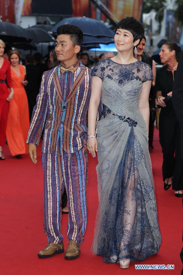 Chinese actress Zhao Tao (R) and actor Wang Baoqiang arrive on the red carpet for the opening ceremony of the 66th annual Cannes Film Festival in Cannes, France, May 15, 2013. The festival runs from May 15 to 26. (Xinhua/Gao Jing)