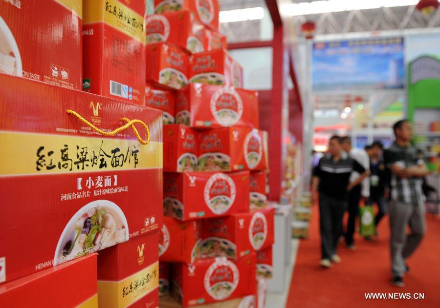 People visit the 11th China (Luohe) Food Fair in Luohe City, central China's Henan Province, May 16, 2013. The five-day food fair, with an exhibition area of 50,000 square meters and attracting more than 1,500 enterprises from 17 countries and regions, opened here on Thursday. (Xinhua/Li Bo)