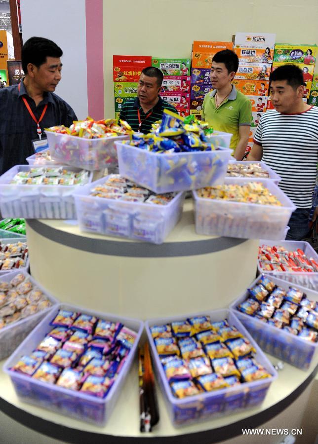 People visit the 11th China (Luohe) Food Fair in Luohe City, central China's Henan Province, May 16, 2013. The five-day food fair, with an exhibition area of 50,000 square meters and attracting more than 1,500 enterprises from 17 countries and regions, opened here on Thursday. (Xinhua/Li Bo) 