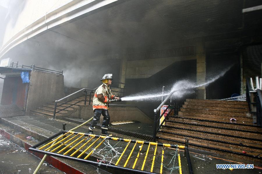 A firefighter works at the fire accident site in Manila, the Philippines, May 16, 2013. Two people were rescued from the fire, as firefighters estimate the fire may last for two days. (Xinhua/Rouelle Umali) 