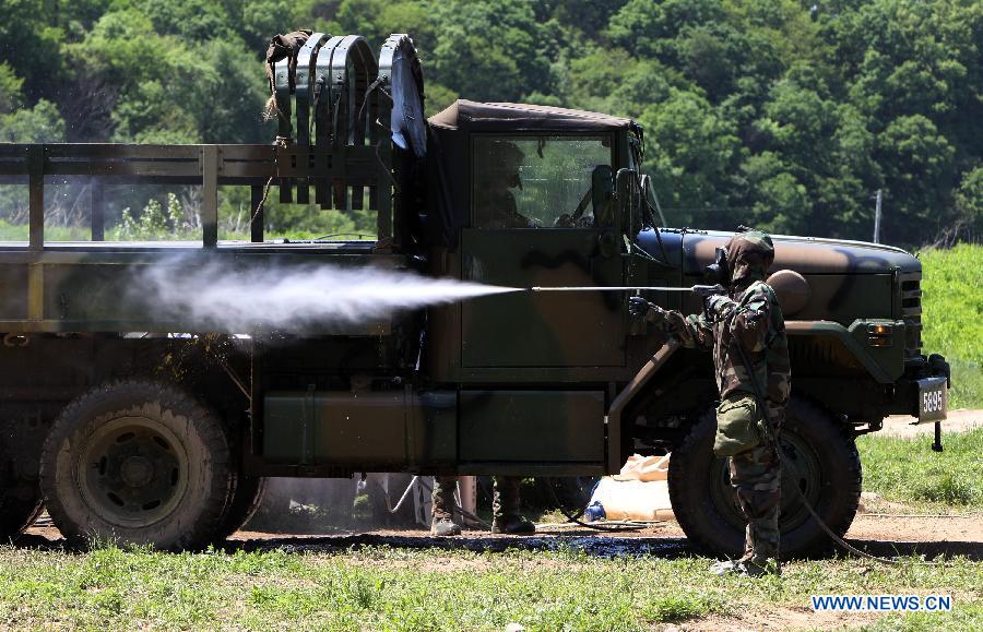 A soldier in personal protective equipment attends a decontamination training at the Steel Zenith Field Training Exercise in Yeoncheon, Gyeonggi province of South Korea, May 16, 2013. The South Korean and U.S. troops Thursday conducted a joint chemical drill aimed at enhancing combat readiness. (Xinhua/Park Jin-hee) 