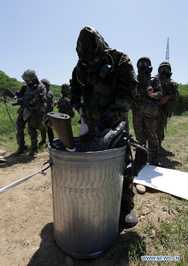 Soldiers in personal protective equipments attend a decontamination training at the Steel Zenith Field Training Exercise in Yeoncheon, Gyeonggi province of South Korea, May 16, 2013. The South Korean and U.S. troops Thursday conducted a joint chemical drill aimed at enhancing combat readiness. (Xinhua/Park Jin-hee)