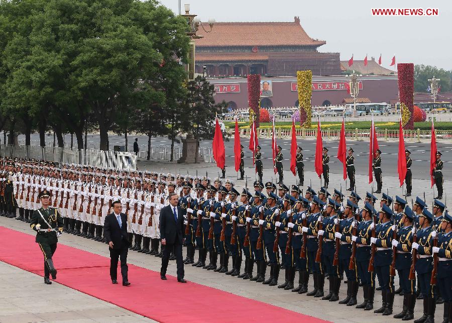 Chinese Premier Li Keqiang (2nd L, front) and visiting Greek Prime Minister Antonis Samaras (R, front) inspect the guard of honor during a welcoming ceremony held before their talks in Beijing, capital of China, May 16, 2013. (Xinhua/Liu Weibing) 