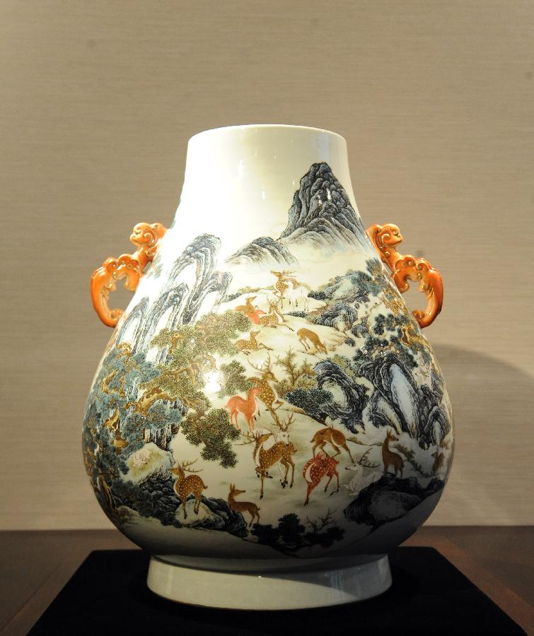 A porcelain of Qing Dynasty (1644-1912) is seen during the preview of Christie's spring season auction in south China's Hong Kong, May 16, 2013. The auction will be held in Hong Kong from May 25 to 29 this year. (Xinhua/Wong Pun Keung)  