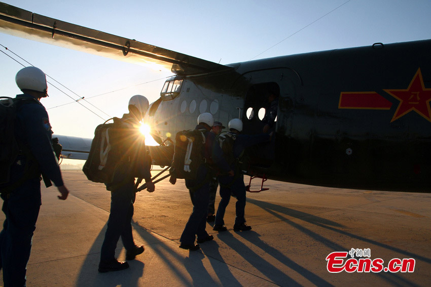 Newly enlisted fighter pilots are in their first training session of airborne parachute jumping in Changchun, the capital city of Northeast China's Jilin Province, May 13, 2013. Altogether 136 pilots, who were handpicked from hundreds of thousands of high school graduates last August, took part in the training. [Photo: CNS/Chen Jie]